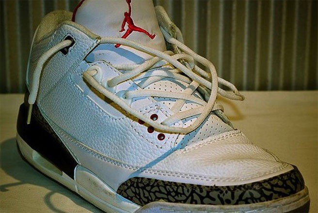 Câu trả lời: Đây là đôi giày nhái thương hiệu Air Jordan của hãng Nike.